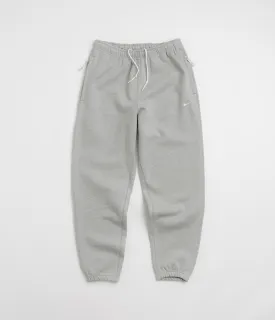 Nike Solo Swoosh Sweatpants - Dark Grey Heather / White